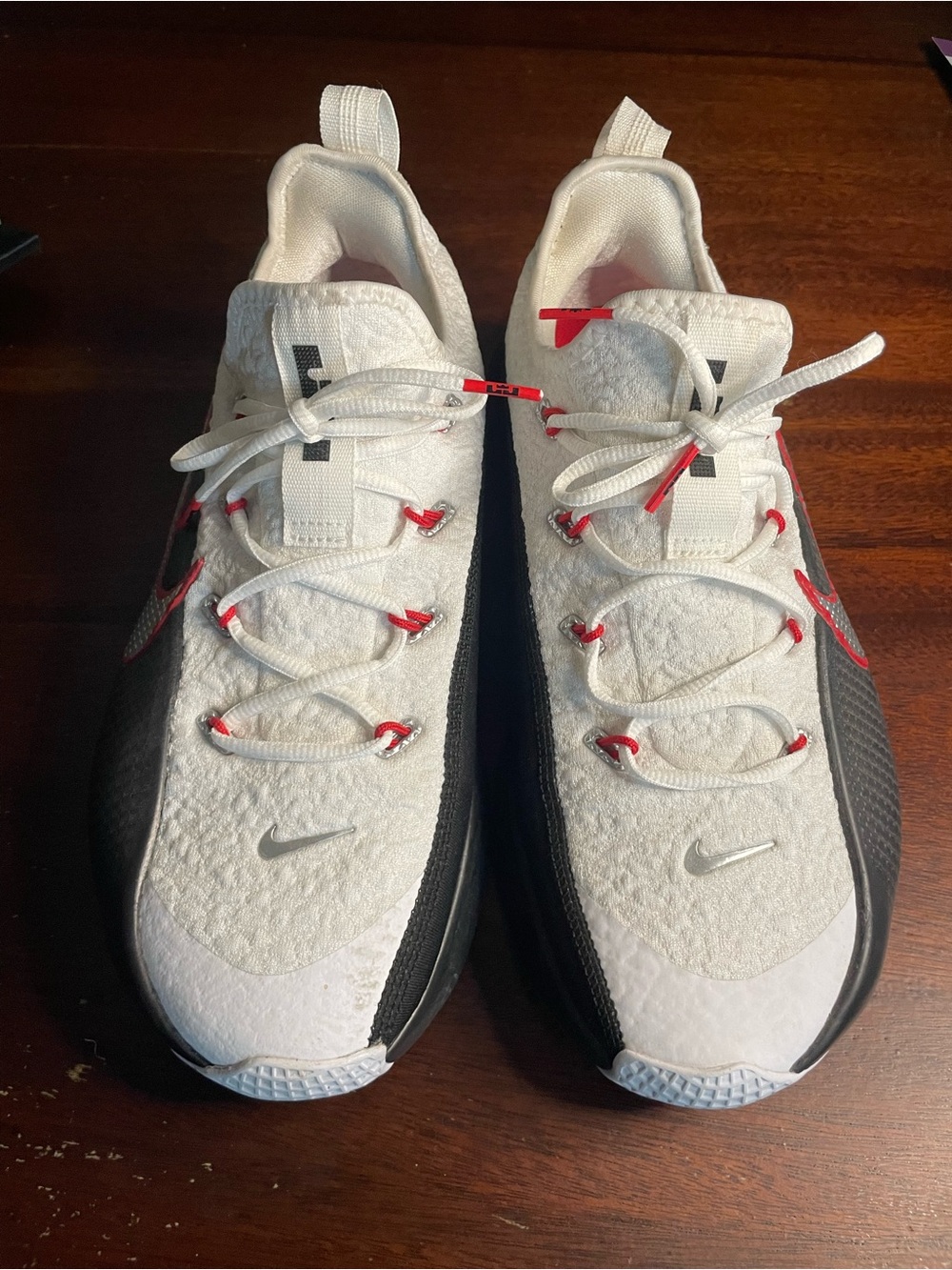 Nike Men’s White, Black & Red Lightweight Training Sneakers
